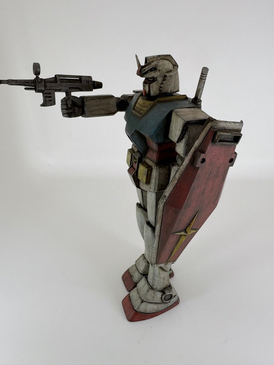 旧キットの1/144 RX-78 ガンダムを筆塗りで完成！
筆目を活かしながら、角やエッジにはダークグレーでチッピング
全体にダークブラウンのウォッシングを加えて、使い込まれた雰囲気を目指しました

#ガンプラ #旧キット #筆塗り #ウェザリング 
#ガンプラ好きと繋がりたい #プラモデルライフ