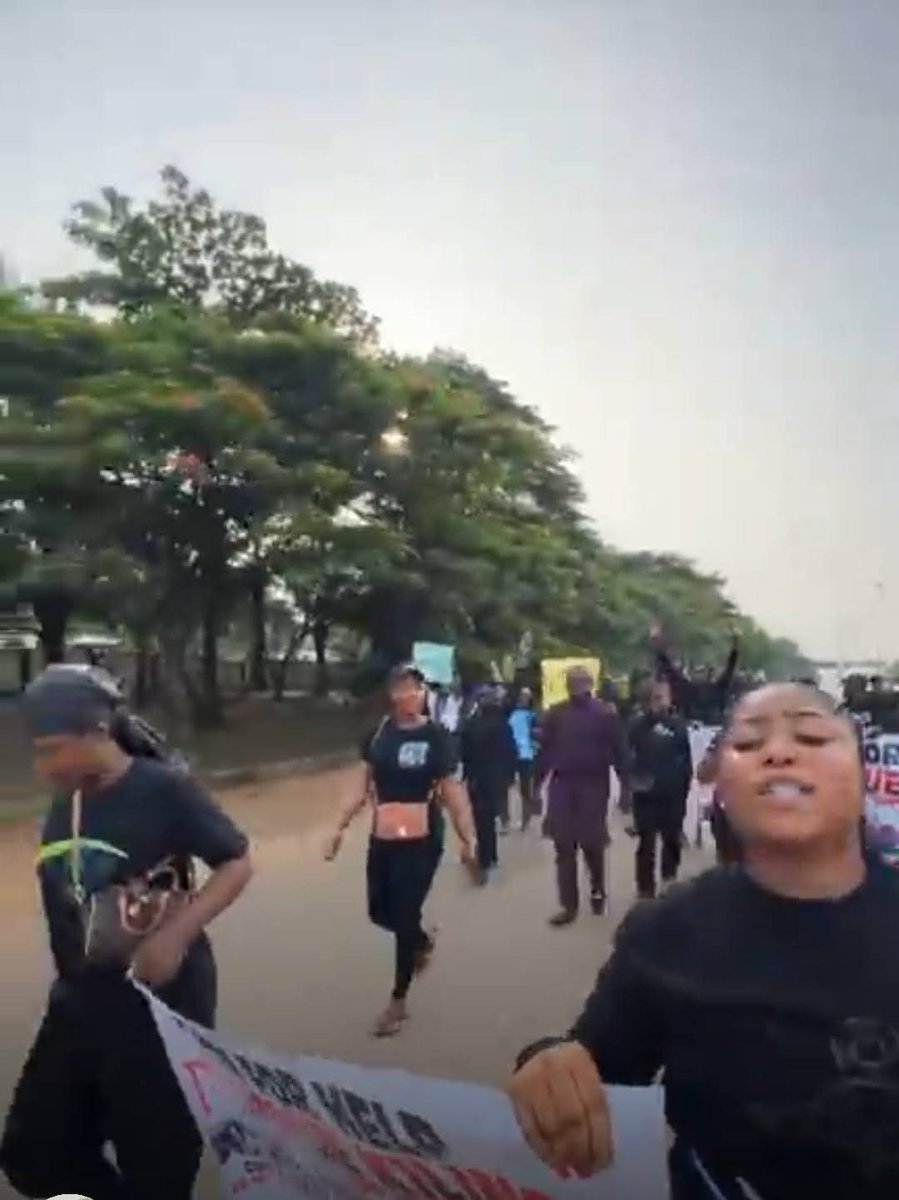 _linus77's tweet image. Massive protest in Benue State, youth are currently protesting against the recent insecurities and killings in the state, Benue is Bleeding.