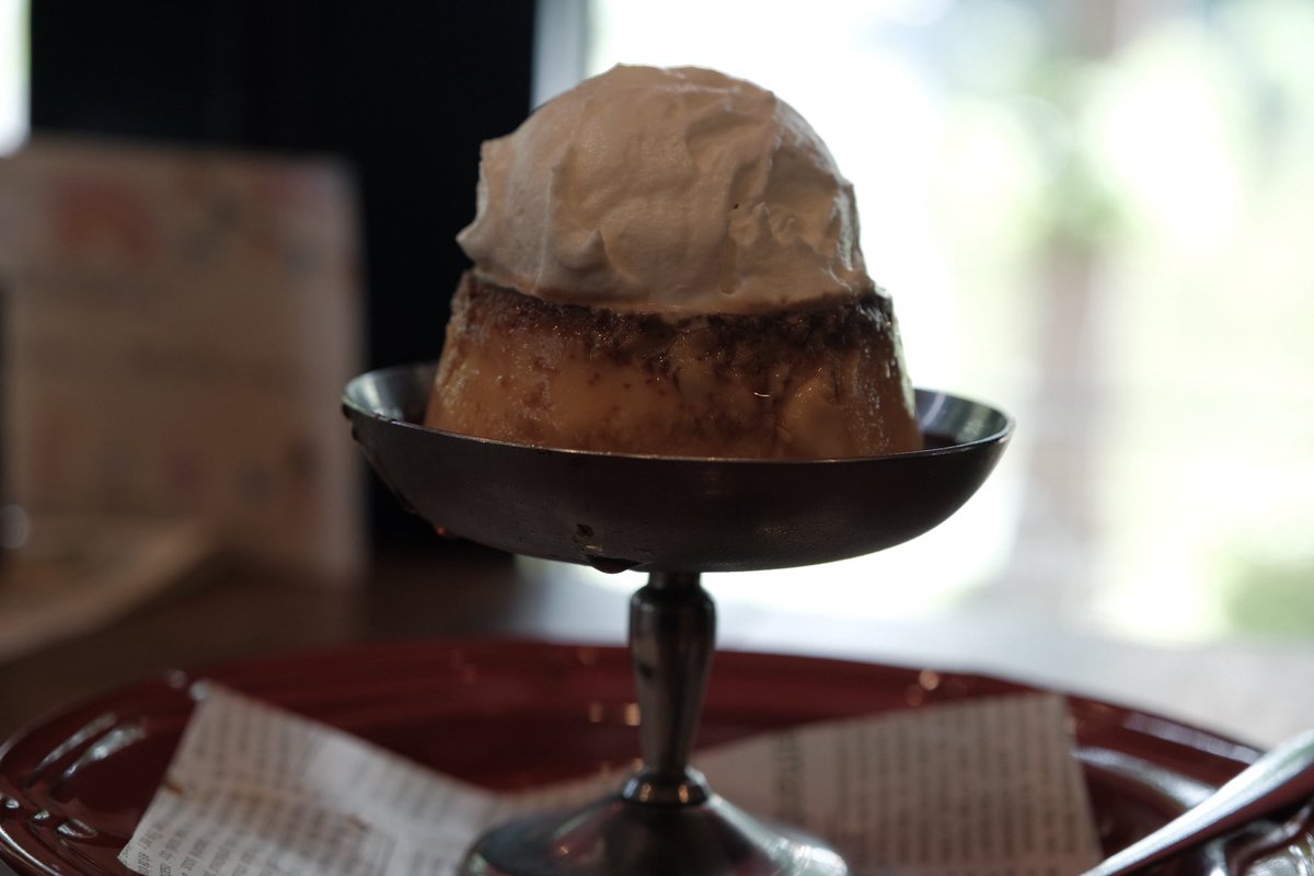 甘めのプリンを食べながらのんびりと過ごす休日。