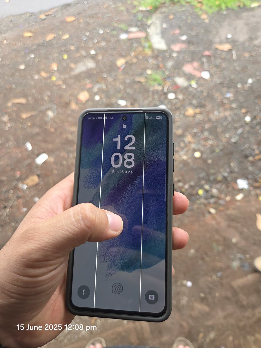 Avinash00791's tweet photo. Shame on you @SamsungIndia @SamsungMobile
My Galaxy S21 FE 5G got the notorious green line—a known defect caused by your updates. Your service center refused free repair due to minor dents, even though the screen failed on its own.
This is robbery.
#s21fe
#greenlines https://t.co/wxTfFHwzCb