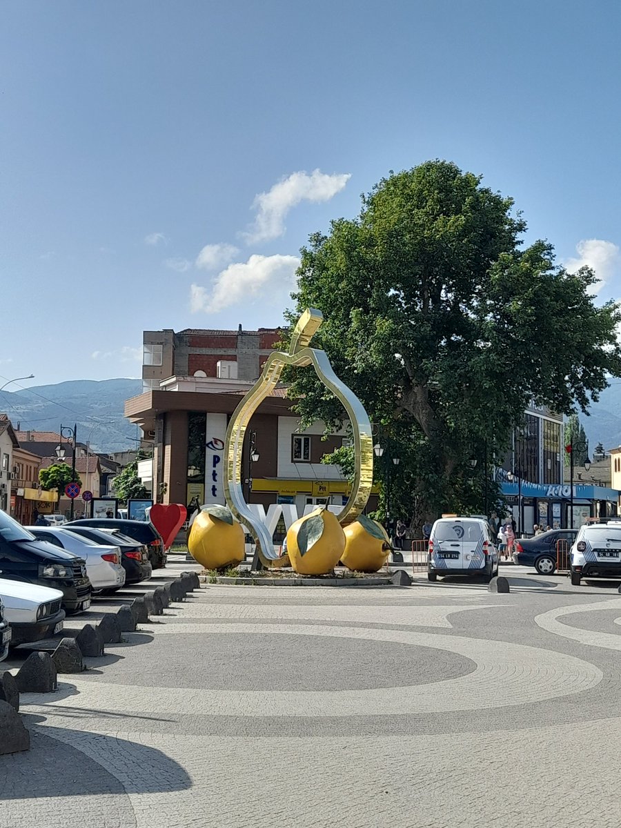 Güne Geyve'de başladık.
Sakin bir Geyve gününe, bütün dostları misafir etmek istedik.
Bu sene meyve bahçelerinde çiçekler boynunu bükse de biz Geyve merkezindeki ayva görselinin yanında fotoğrafımızı çektirdik.
Geyve'den ayva sarısı güzelliğinde bir gün diliyorum.