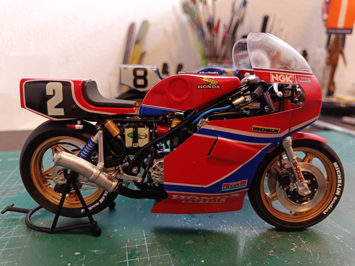 voromont's tweet image. Completadas ambas RS.
No ha sido nada fácil encajar el carenado de esta. 
De nuevo, trabajo muy gratificante la recuperación de dos maquetas con más de 35 años.
Ahora a decidir nuevo proyecto😉
#tamiya #honda #RS1000 #modeler