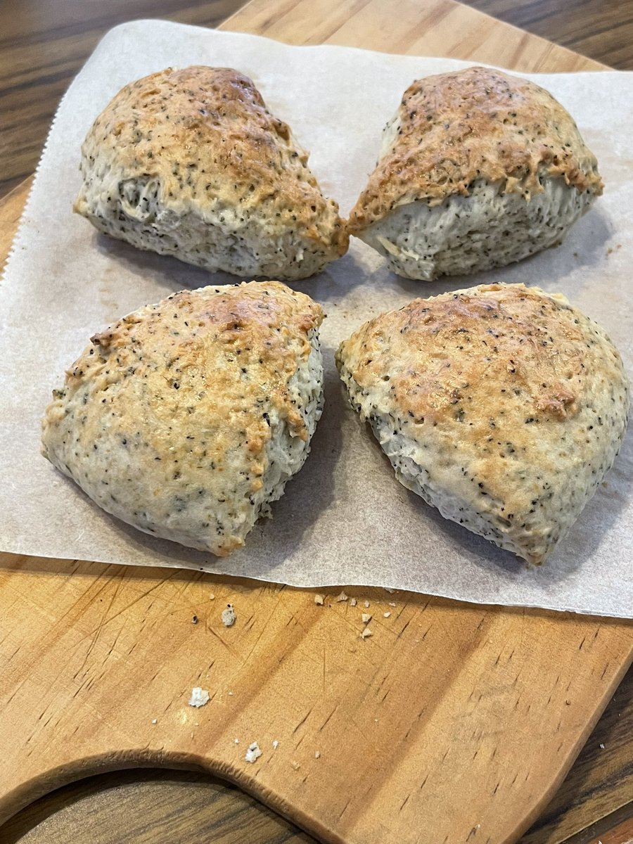 min_tama's tweet photo. スコーン1回作ったら美味しくてすぐ無くなっちゃったので即大量生産 https://t.co/mMTrqfYJt8