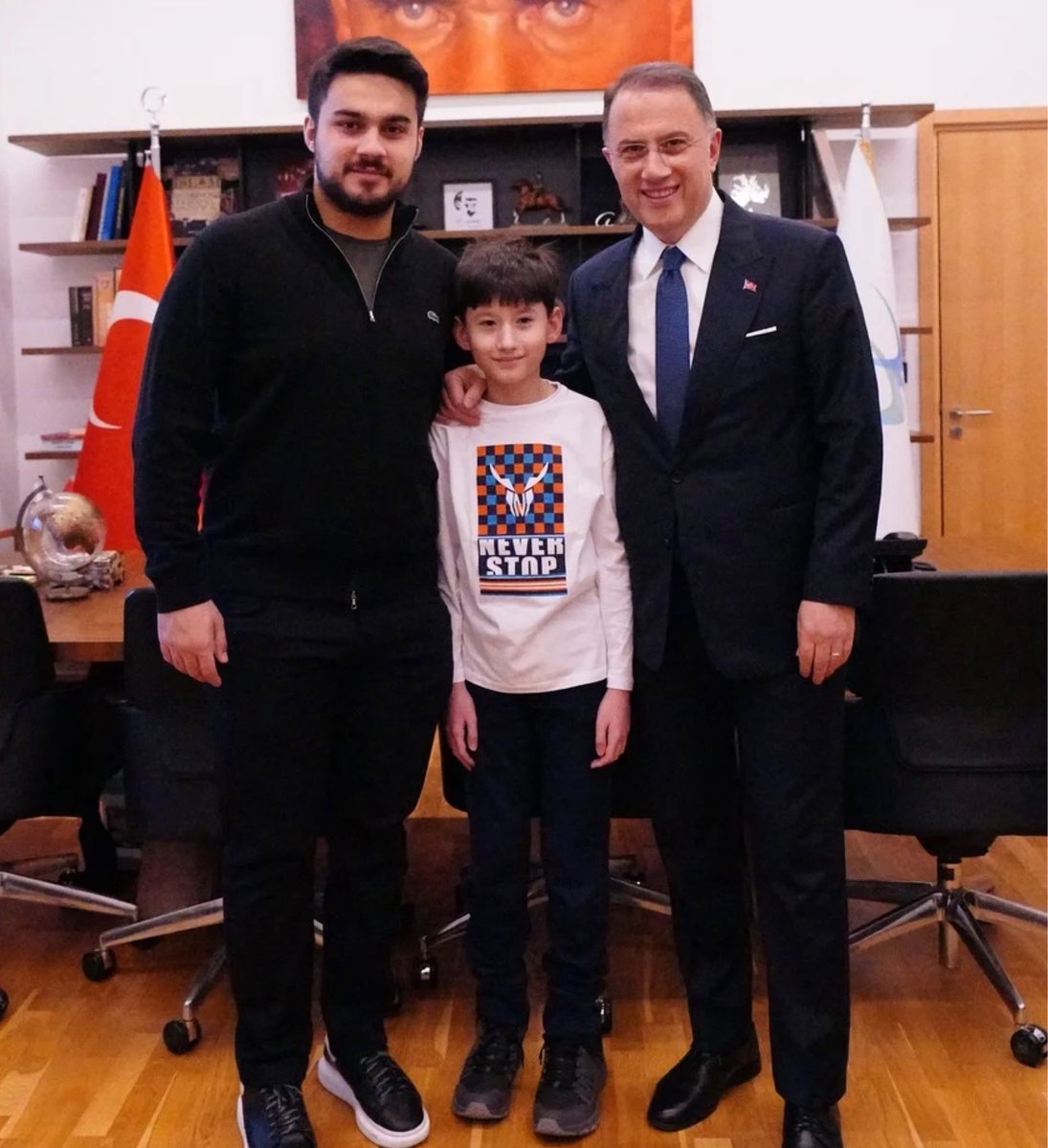 Evlatlarımdan yüzlerce kilometre uzakta olmanın acısını yüreğimin derinliklerinde hissediyorum. Onlara sarılamadığım her an, içimde bir boşluk büyüyor sanki. 
Ama biliyorum ki, aynı gökyüzüne bakıyoruz. Kalplerimiz arasındaki bağı ne mesafeler koparabilir, ne de zaman. Onlar