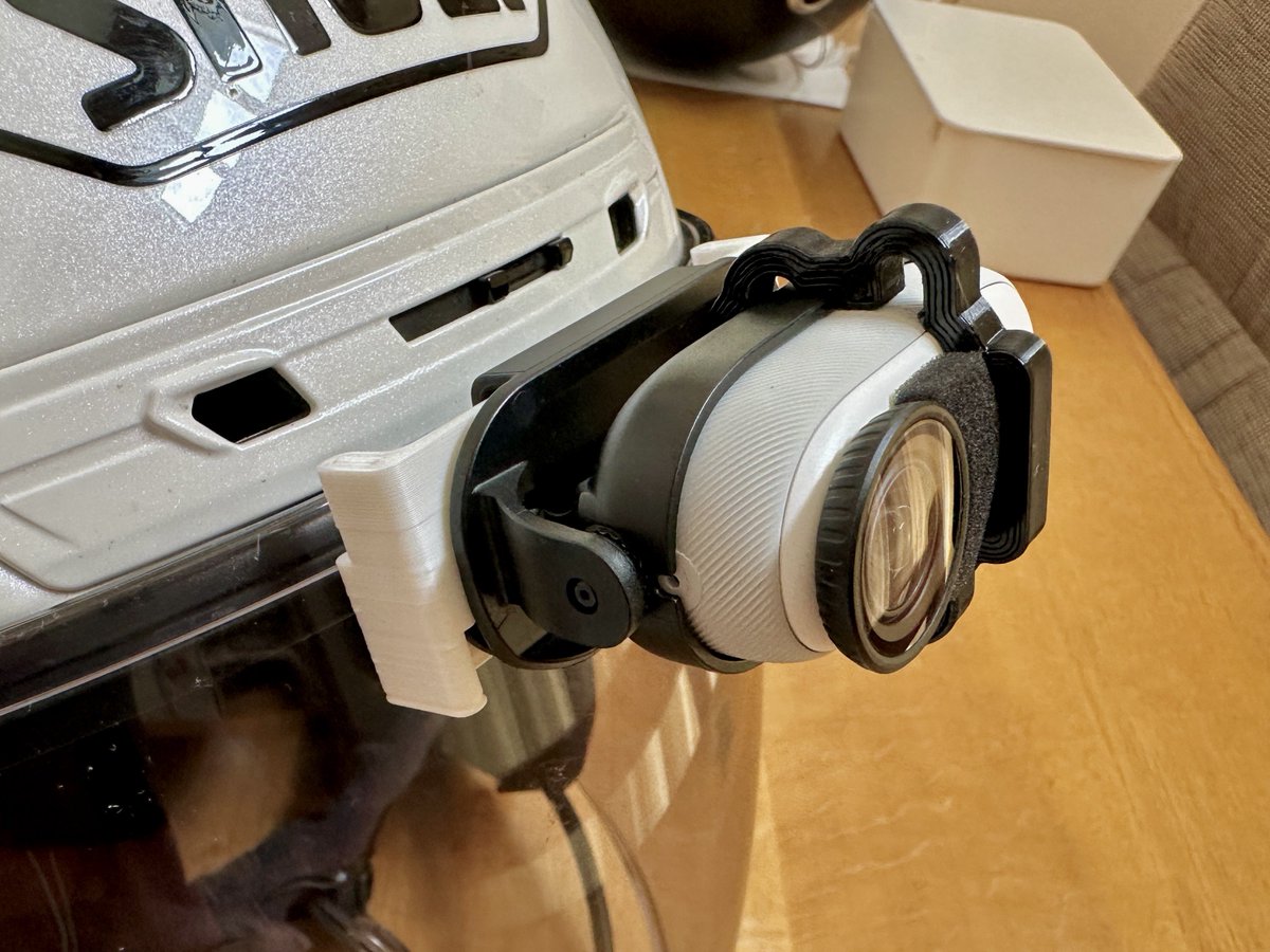 miwyi3's tweet photo. 父の日(フライング)で買った #insta360 #GO3S
ヘルメットのシールドおでこ部分に付属品の簡易クリップが取り付けられるような部品を #3Dプリンタ で作ってみました。車両の風防が程良く映って良い感じだと思います。
動画編集自体は素人なのでガバガバ😄
#ツーリング
#fakegirl https://t.co/Yl03P1VJLv