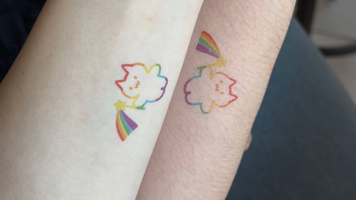 어제 퀴퍼에서 돌아다니다 윤양이 받아온 타투스티커인데 느무느무예뻐서 그냥 이대로 문신하고시픔
어디부스인지아시나요 ㅠ.ㅠ