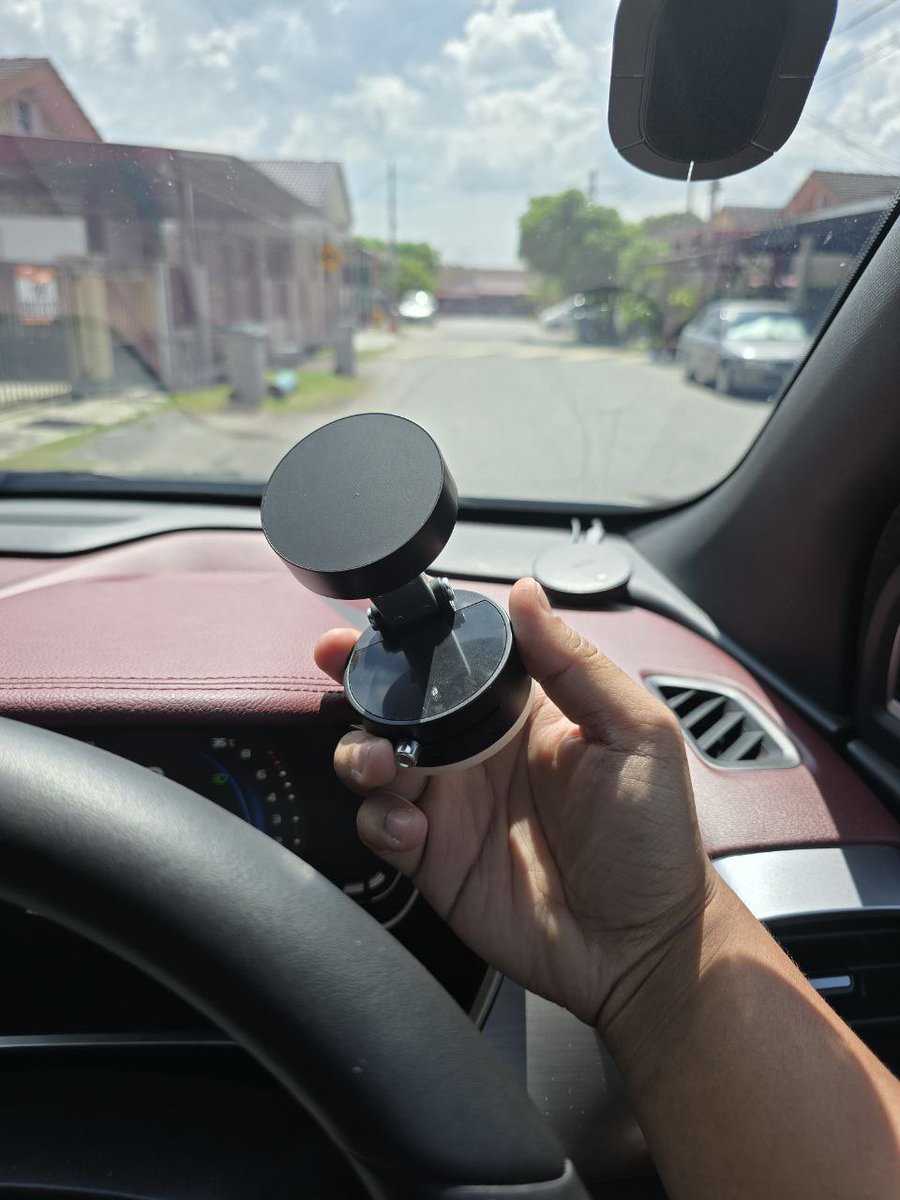 hrfuturesnq's tweet photo. Aku nobatkan DUA phone holder ni adalah yang paling stable antara kebayakkan phone holder yg viral tahun 2025 ni.

Asyik lalu FYP je kan. Mari kita review. ✅ https://t.co/38GHEFdtGj