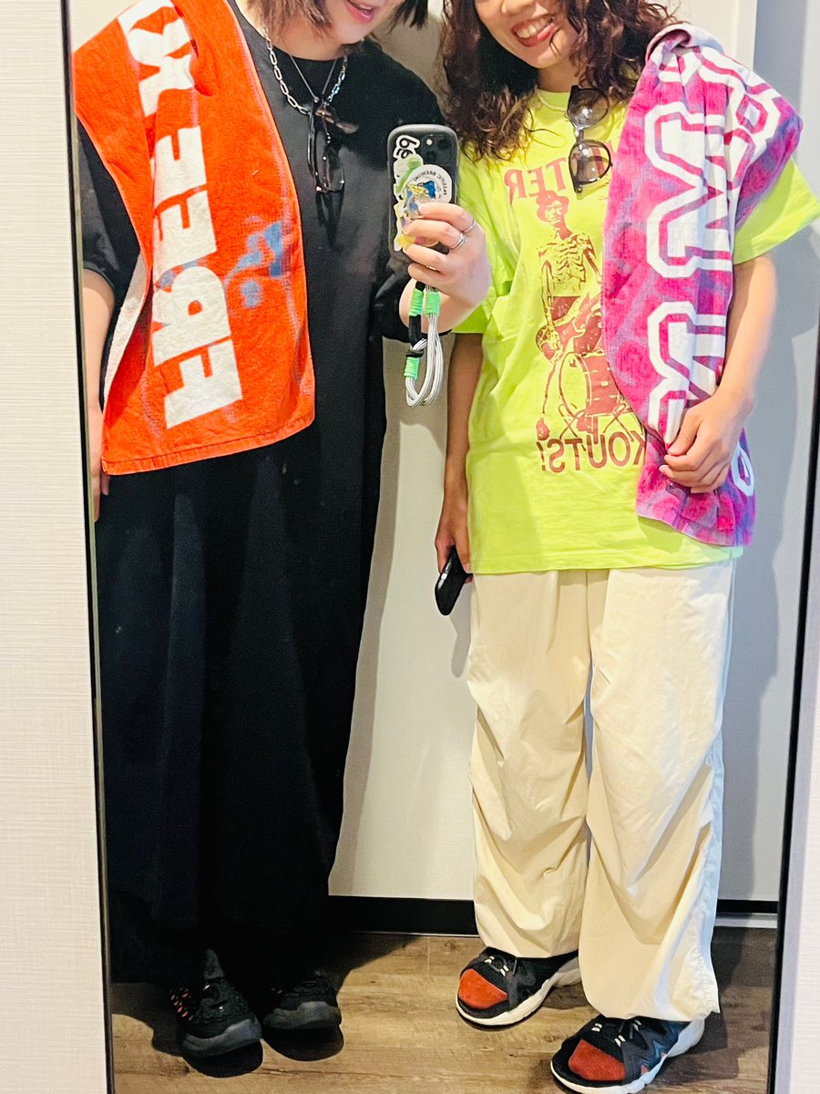 mxkxtx_214's tweet photo. それいつの？みたいな北と南のバンドのグッズを身につけ、浮かれモードのわたしたち。八戸によく来てくれるバンドを見れたのはもちろん、なかなか見れなくなっちゃったバンドをまた一緒に見れたのめちゃくちゃ楽しかったなぁ。
テンション上がって途中からNO HITTERでおそろコーデしてた👭照 https://t.co/SYQpszlGIp