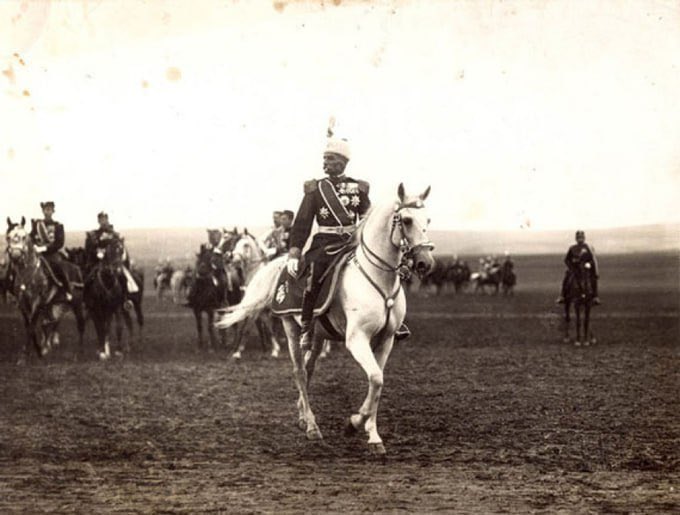 На заседању 15. 6. 1903. године Скупштина Србије је одлучила да додели краљевску титулу Петру I Карађорђевићу унуку славног вожда Карађорђа.
Са ступањем на трон Петра I почиње ера парламентарне демократије у Србији.

Образован у западној Европи, Петар је био оличење западних