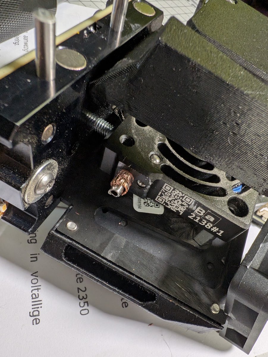 waldo_3dp's tweet image. Well .. I really fucked up 🙈
While I wanted to troubleshoot a stringing problem on one toolhead, I wanted to try with another nozzle and forgot to unscrew ... the nozzle's grub screw.
Result: Broken (obx) nozzle, and its shaft is completely stuck in the heatsink 🤷♂️. @Prusa3D