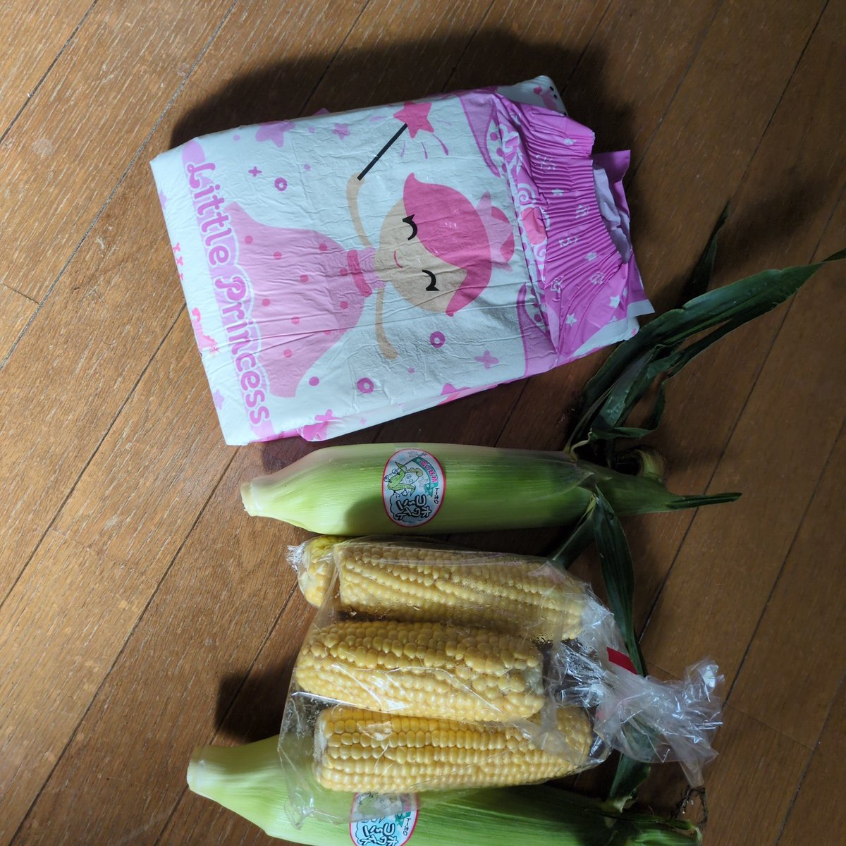 今年も宮崎の美味しいスイートコーン買えました！サイズは…おむつのリトルプリンセスと同じサイズ（すごく、わかりやすい被写体や〜）あははは～😊