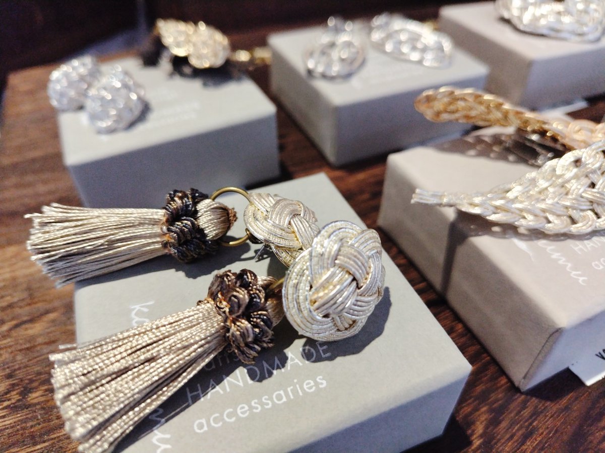 kokokumu(ココクム)さん
￣￣￣￣￣￣￣￣￣￣￣￣￣
日本でよく使われる飾りの水引✨
特別な贈り物の飾りとしてではなく、普段使いできる素敵なアクセサリーに変身しました💎
和装以外に合わせても素敵です💕

#ハンズ京都店地元もん