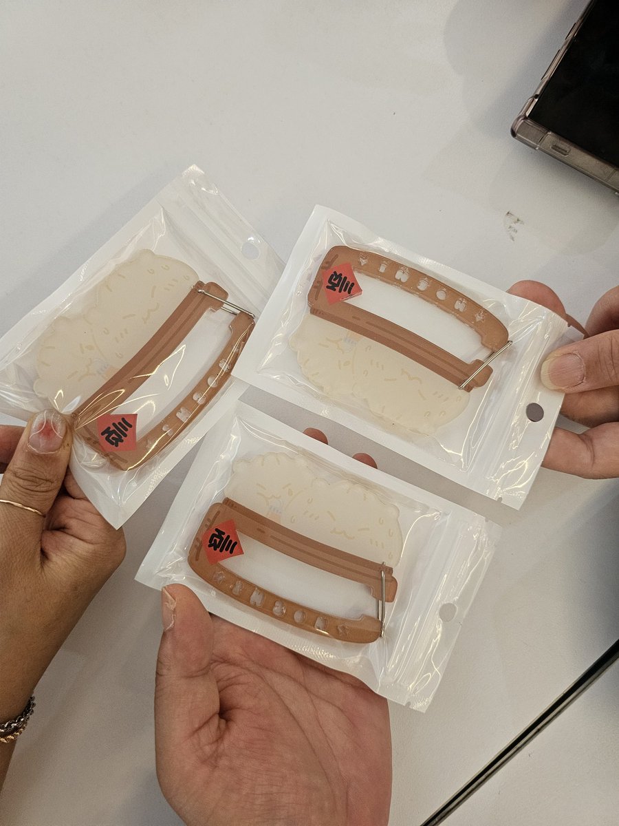 <a href="/unzip_hoshi/">𝙝𝙤𝙨𝙝𝙞.𝙯𝙞𝙥</a> 
#Unzip_the_Memories_in_호시집
#호시 #HOSHI #ホシ #권순영
여기도 카라비너 받고싶어서 첫날부터 갔다옴 ㅋㅋ 생각보다 카라비너가 크고 너무 이쁨 아기자기하게 잘 꾸며져있음