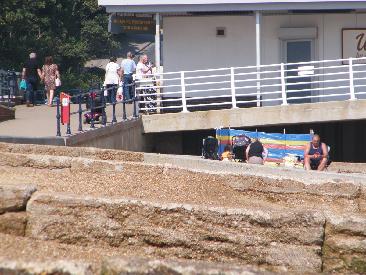 jonnyald's tweet photo. down at Felixstowe beach #windbreak #pier #jetski #sheepsculpture #shingle #beach #etsy #shop #seve4nteen #pounds #lifesgreat #suffolk #coast
+ https://t.co/3VqPDud6By