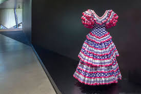 Os voy a contar una historia que me ha dejado loco. El museo judío de Berlín tiene expuesto un traje de flamenca, pero es que cuando he buscado la historia que hay detrás, es todavía más increíble.