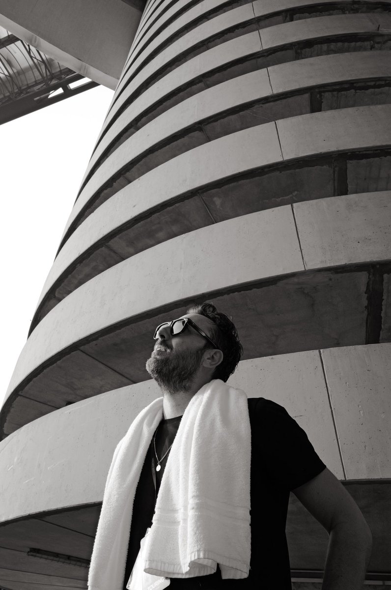 Una notizia stupenda. Il leggendario fotografo e regista Greg Williams seguirà con il suo stile unico il tour #CremoniniLIVE25. Questa è la primissima foto che mi ha scattato a San Siro. Tutte le foto di oggi qui: instagram.com/p/DK6bnw8oduO/…