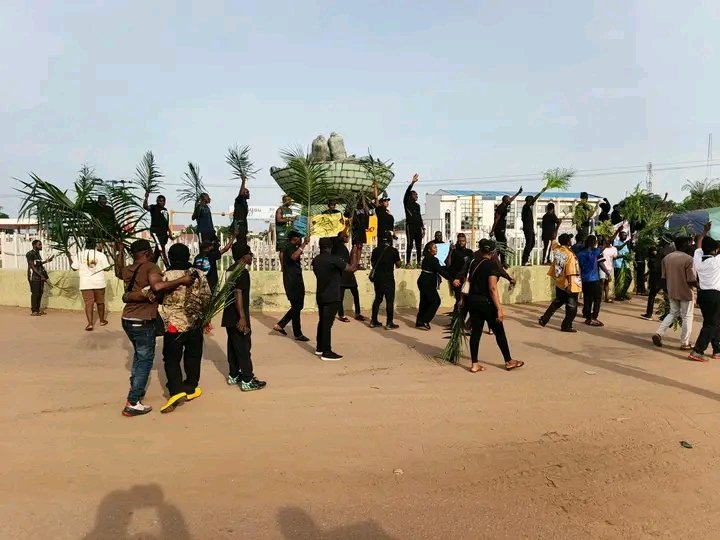 IortyerTimothy's tweet photo. Massive protest underway in Makurdi over herdsmen killings in Benue State.
Cc
@vanguardngrnews 
@MobilePunch 
@GuardianNigeria https://t.co/cbAXaRdHwc