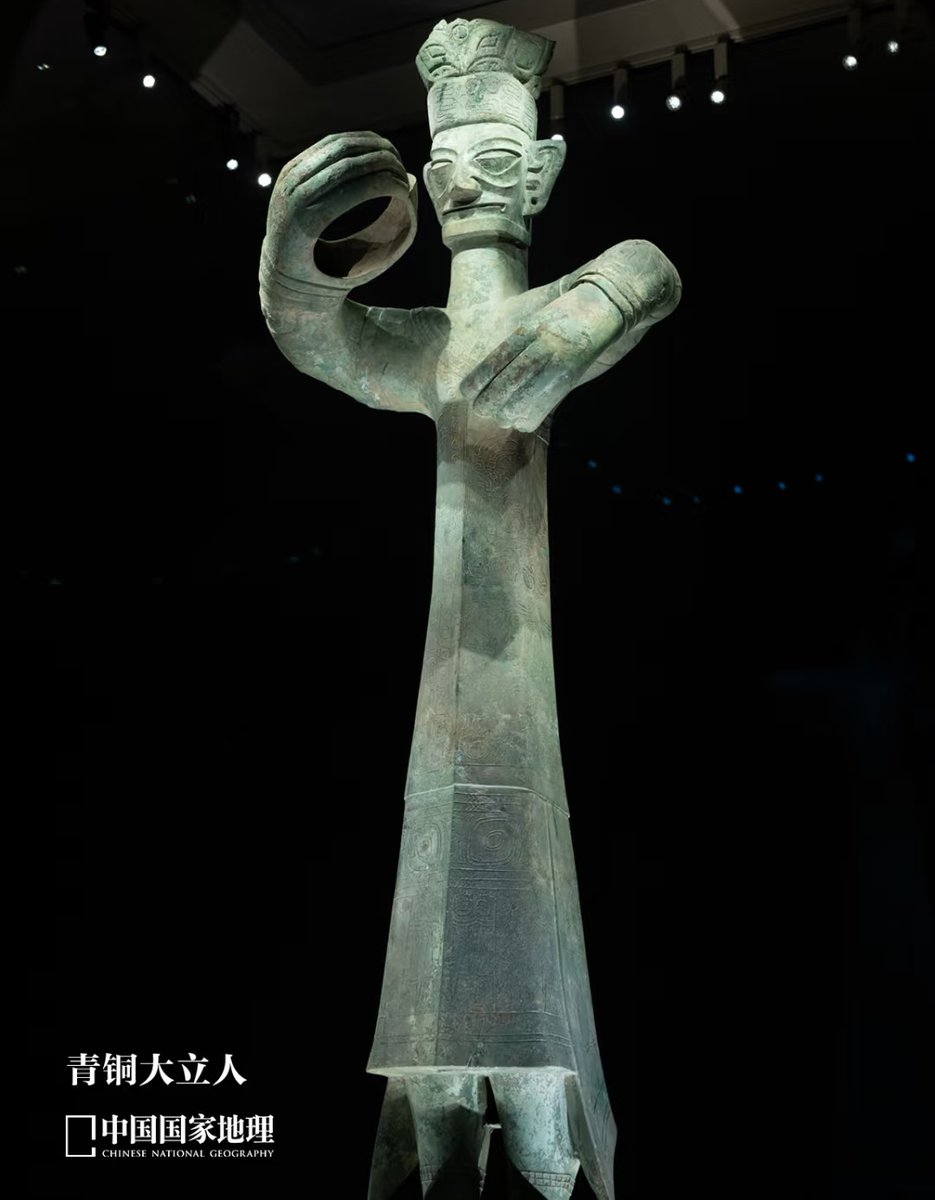 三星堆博物馆——青铜大立人来自商朝，高约262厘米，重达180公斤，是现存