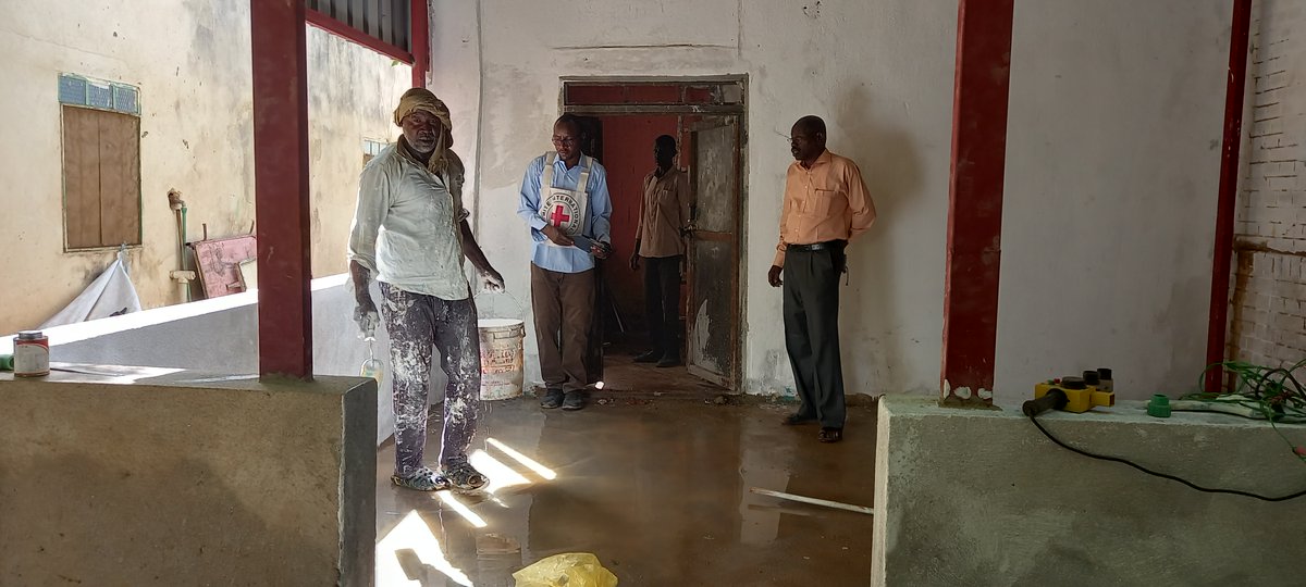 ICRC_Sudan's tweet image. نواصل دعم مرافق الرعاية الصحية، بما في ذلك المستشفى السعودي في #الفاشر ومستشفى #الجنينة التعليمي، من خلال إعادة تأهيل المطبخ لضمان حصول المرضى والجرحى على رعاية آمنة وكريمة. #السودان