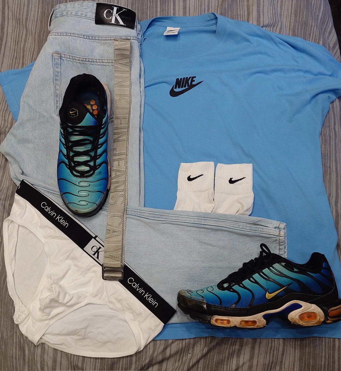 CurwenSimon's tweet image. #ootd #hyperblue #nike #airmax #tn over #whitenike #socks

#calvinkleinjeans over #CalvinKlein #briefs and all topped off with a #nike #tshirt