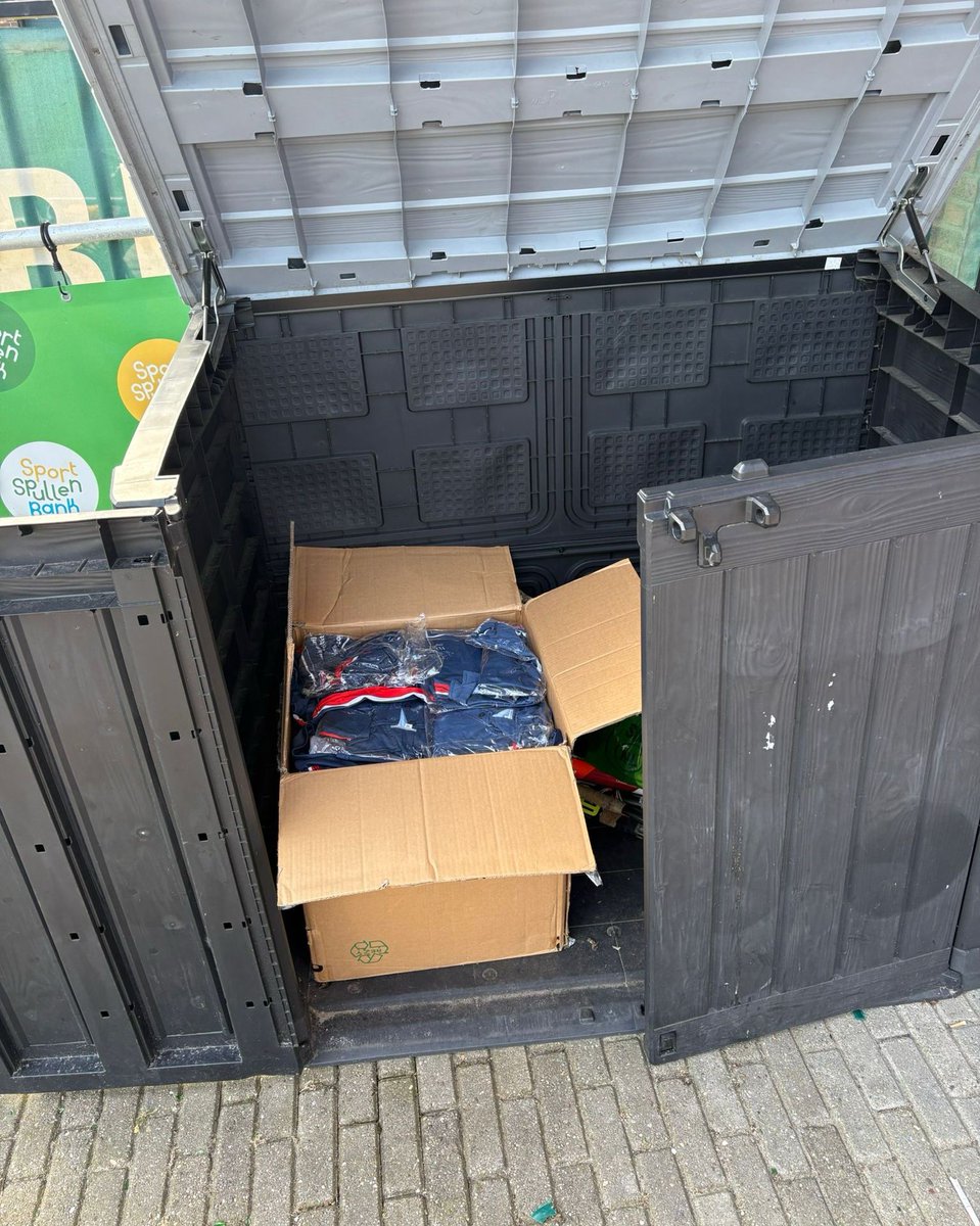 Toen we vorig jaar van shirtsponsor wisselden, was er nog wat oude voorraad. Dat is gedoneerd aan @sportspullenNL. 

When we changed shirt sponsors last year, there was still some old stock. That was donated to charity @sportspullenNL. 

<a href="/ernatruijens/">erna truijens</a>