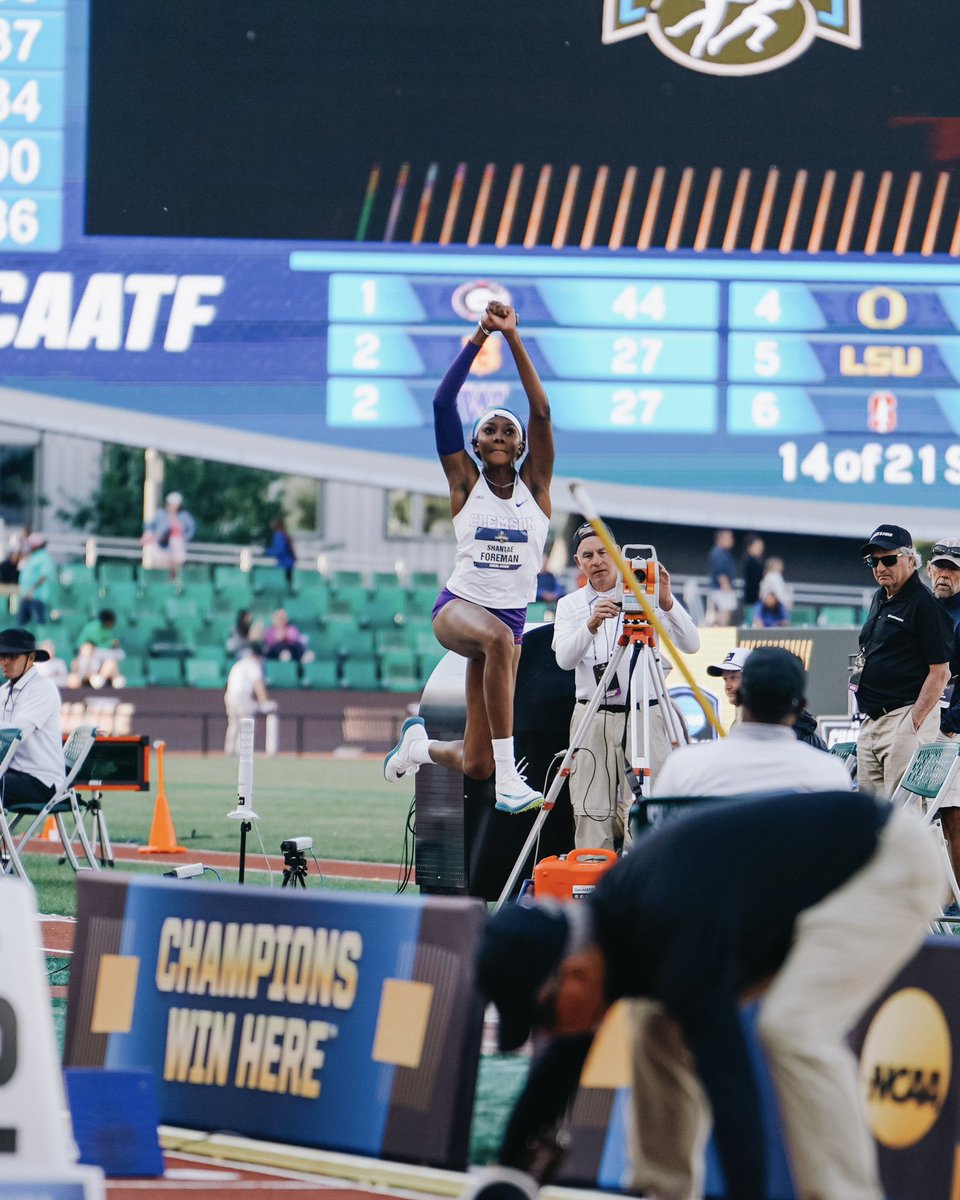 ClemsonTrackXC's tweet image. FOURTH PLACE FINISH FOR SHANTAE 😁
Shantae Foreman jumped 13.72m in the triple jump to finish fourth overall and be named a First Team All-American 🙌