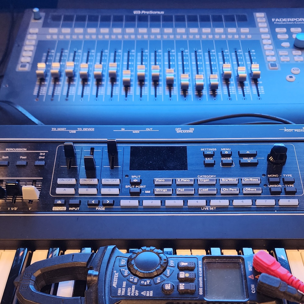 corezero's tweet image. Haven't even begun to use this thing, that is, learn! Need to re-arrange the desk a bit. Got any good training resources? CoreZeroStudio.com
#corezerostudio #mainerecordingstudio #uaudio #presonus #faderport #mixing