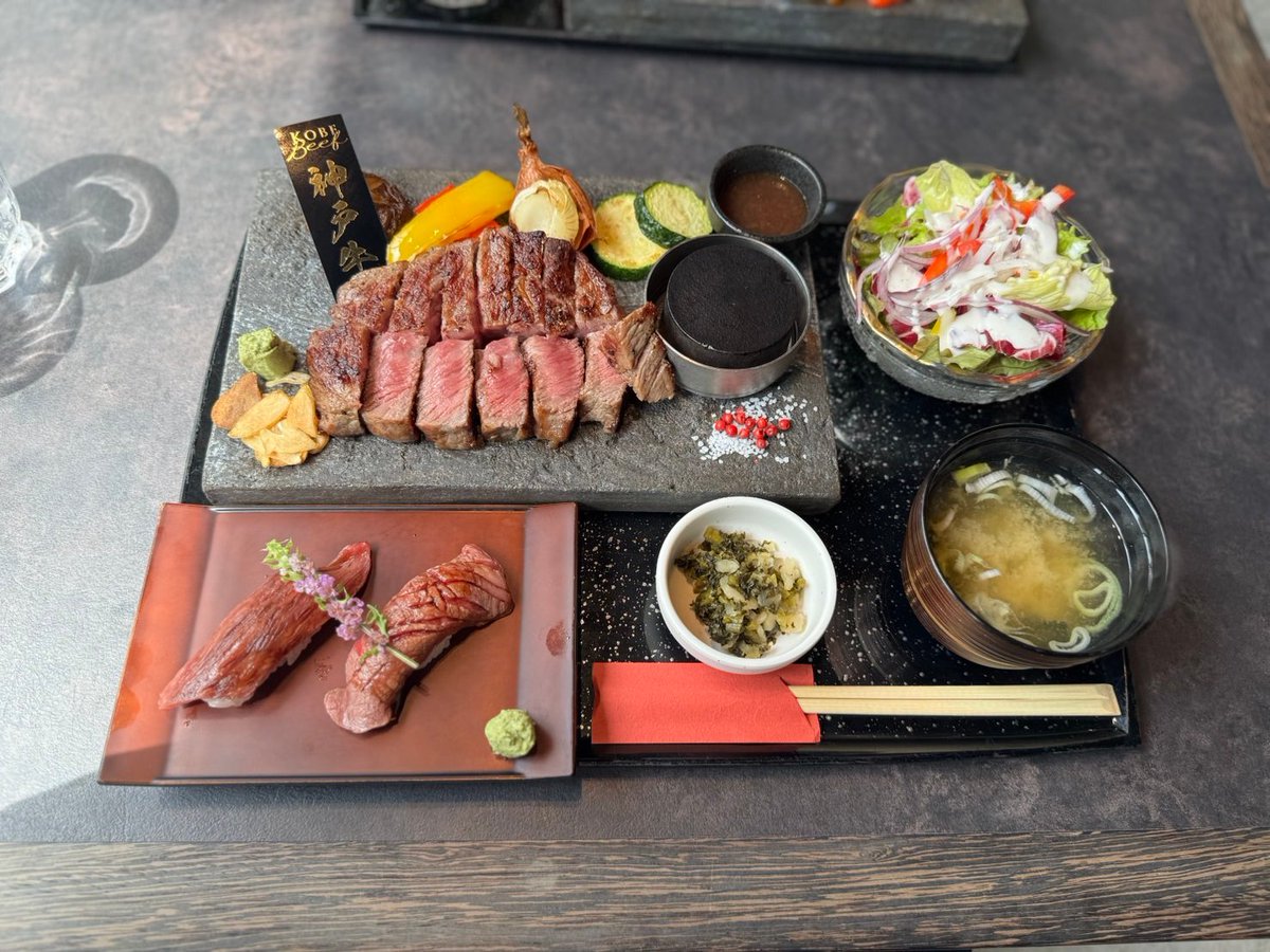 maru_kazu_maru's tweet photo. ���舞伎町タワーの和牛特区。ずっと行きたくて眺めてたがとうとう。。。

いや、たけーよ！わら
これ30000くらい！！

外国人お金持ってんなー

でも飲み代よりかはいいか、、、

いいのか？？

＃歌舞伎町タワー
＃和牛特区
＃インバウンド
＃神戸牛
＃うまいけど
＃値段とあってるか
＃そーゆう街か https://t.co/IDq6uu8aNB