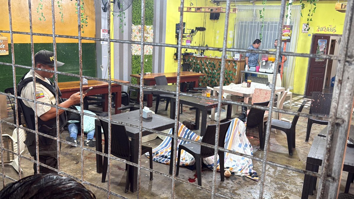 #Manabí ⚠️| Santiago Rodríguez, abogado y presidente del club Liga Deportiva Universitaria de #ElCarmen fue asesinado a tiros mientras comía en un restaurante junto a varios jugadores del club. A esta hora se conoce que, dos de sus guardaespaldas también murieron y hay al menos