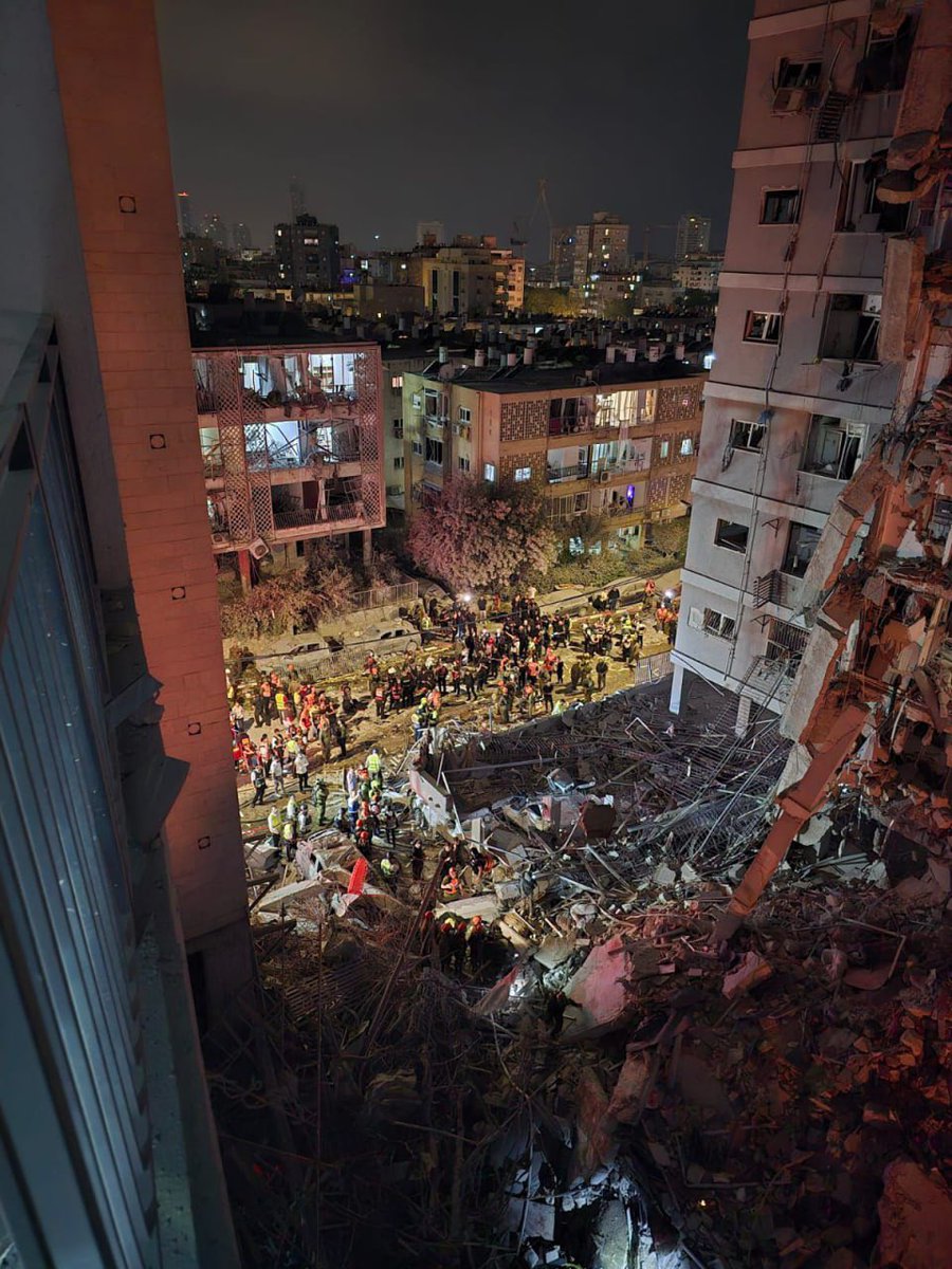 anmol_kaundilya's tweet photo. 🛑Few Updates 🛑
💥 Israeli strikes kill 215+ in Iran, injure 648 — per Iranian state media.

🇮🇱 In Bat Yam, an Iranian ballistic missile hit a high-rise; 35 still missing in rubble.

📹 CCTV captures fresh missile impacts in Tel Aviv — launched from Iran & Yemen.

#Israel #Iran #MiddleEast #MissileStrike #TelAviv #BatYam #Breaking Israel| Anti-Trump | Ayatollah|#พร้อมราชภัทร