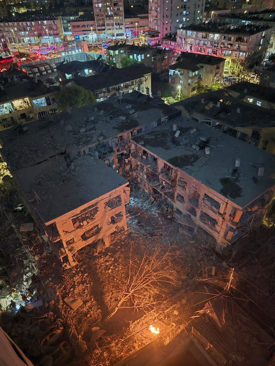 anmol_kaundilya's tweet photo. 🛑Few Updates 🛑
💥 Israeli strikes kill 215+ in Iran, injure 648 — per Iranian state media.

🇮🇱 In Bat Yam, an Iranian ballistic missile hit a high-rise; 35 still missing in rubble.

📹 CCTV captures fresh missile impacts in Tel Aviv — launched from Iran & Yemen.

#Israel #Iran #MiddleEast #MissileStrike #TelAviv #BatYam #Breaking Israel| Anti-Trump | Ayatollah|#พร้อมราชภัทร
