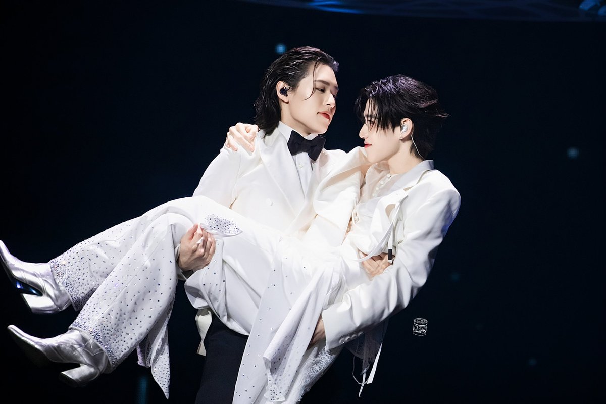 เอาจิงแมะ ตอนอุ้มใน live session เหมือนเคย เห็นครั้งแรก ก็ฟินเกือบขาดใจตายอยู่ละ พอมาอยู่ในชุดแต่งงาน แล้วคอมโพสมันสวยขนาดนี้ ไหนจะสายตาแบบ คือแม่งยิ่งกว่าฝัน ชนะนิยายทุกเรื่องที่อ่านมาในชีวิตเลยอ่ะ