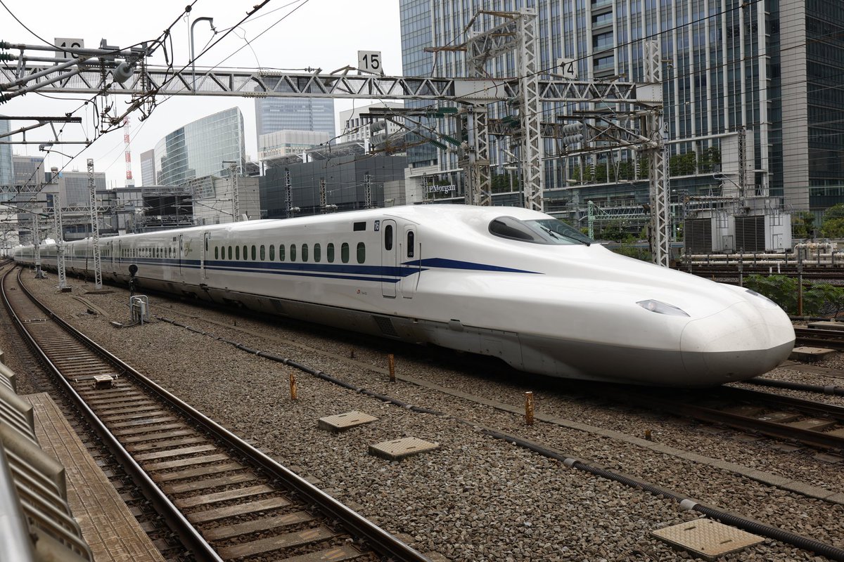 N700S系 J52編成
本線試運転
12時前、T5先生と入れ替わるように東京駅に到着。
ピッカピカでシェードが全て降りた佇まい、美しい。
お客様の夢と感動を運ぶ日まで、引き続き頑張ってください！
#N700S 
#J52編成