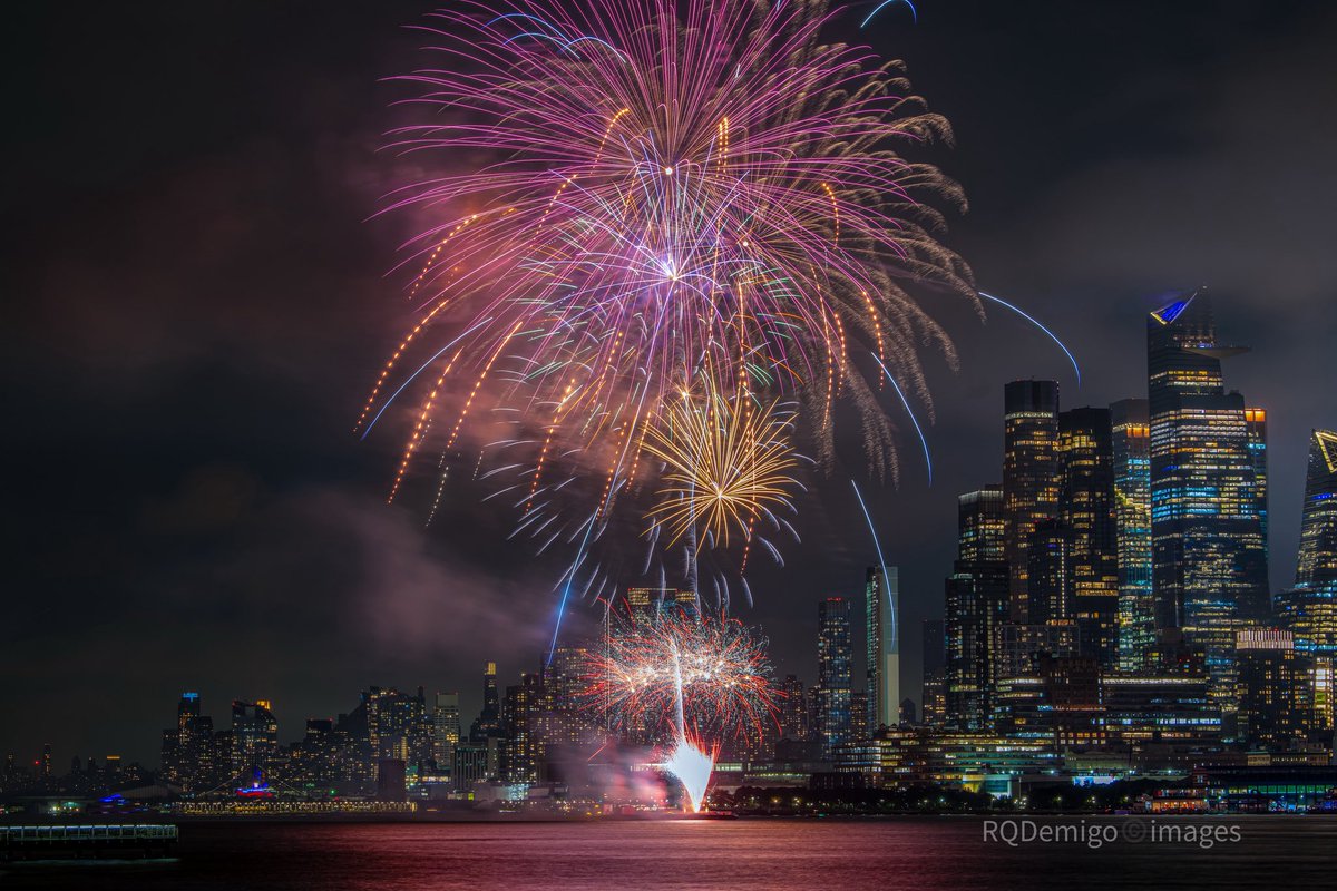 Fireworks night at Pier 76 Hudson River Park. 

Sponsor: International Brotherhood of Electrical Workers (Local 3)

#fireworks #NewYorkCity