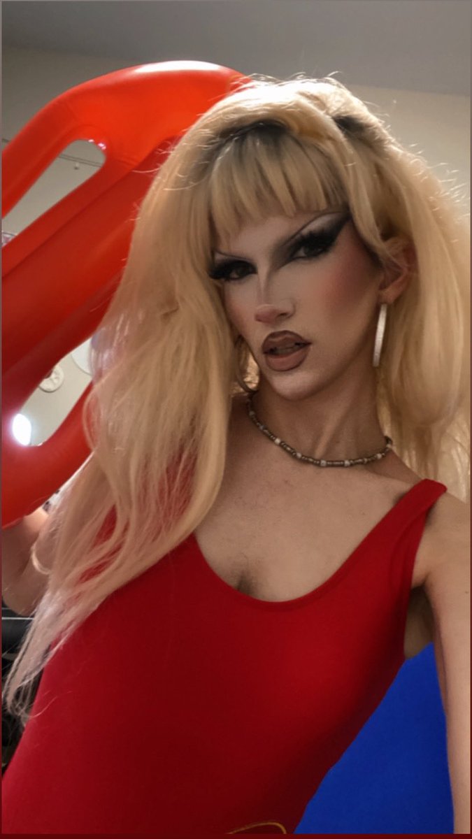 look for day one of sq pool party!!!! it was hot 💕