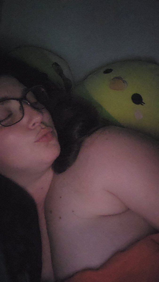 KateCorbain's tweet photo. Netflix and chill bb 😌 https://t.co/kfeTMlBAqn