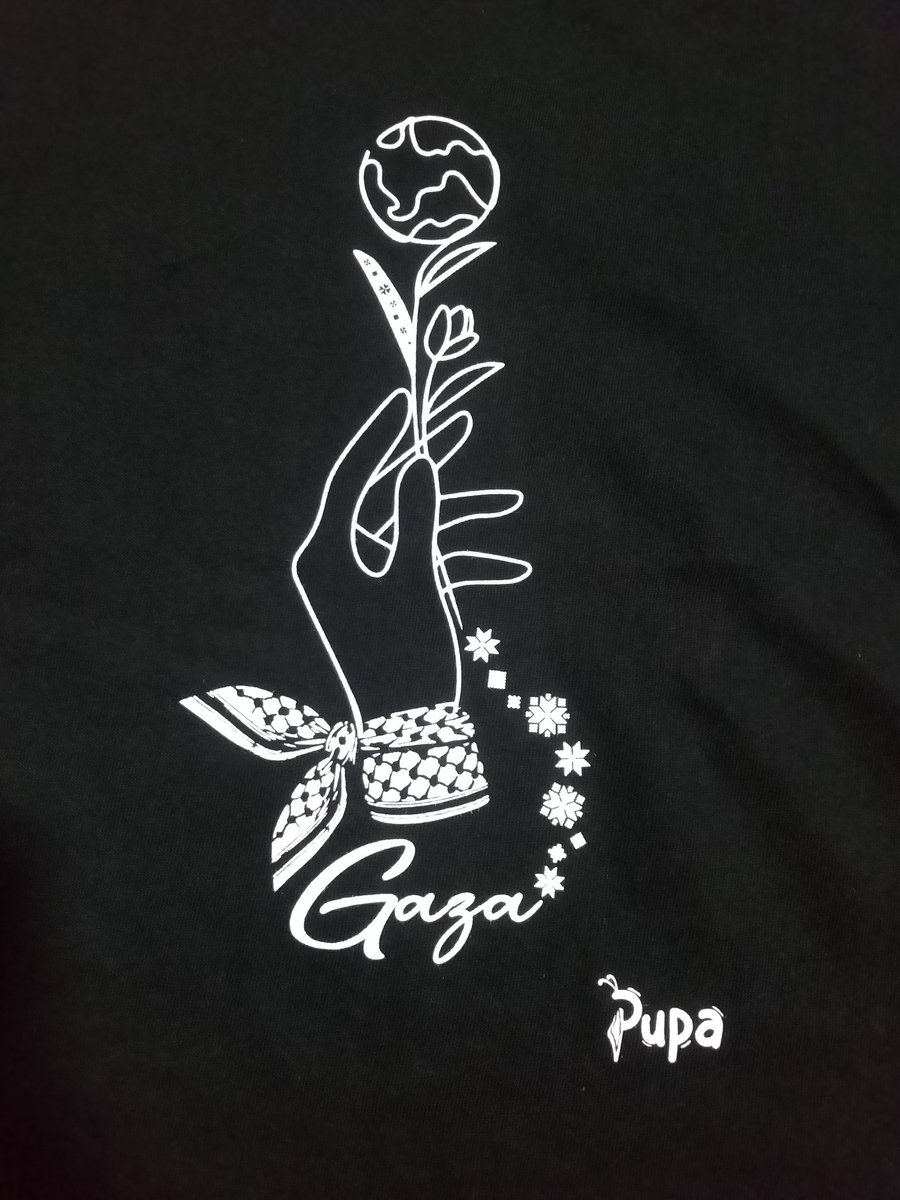 #FreeGaza
#FreeParestine
歩道橋下で少人数のスタンディング。
パレスチナ・アマルのTシャツを着てみた。このデザインは希望と不屈の精神を物語っている。ガザは忘れられない。なぜなら消えることがないからだ。
ガザの名を口にすることが沈黙への抵抗だ。