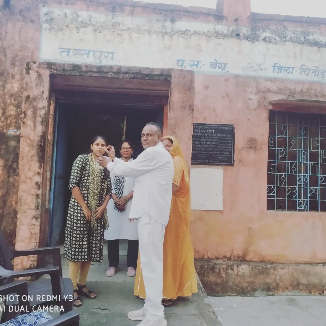 जेब खाली हो फिर भी
मना नहीं करते देखा
मैंने पापा से अमीर दुनिया में
कोई शख्स नहीं देखा
हैप्पी फादर्स डे -पापा❣️
#HappyFathersDay