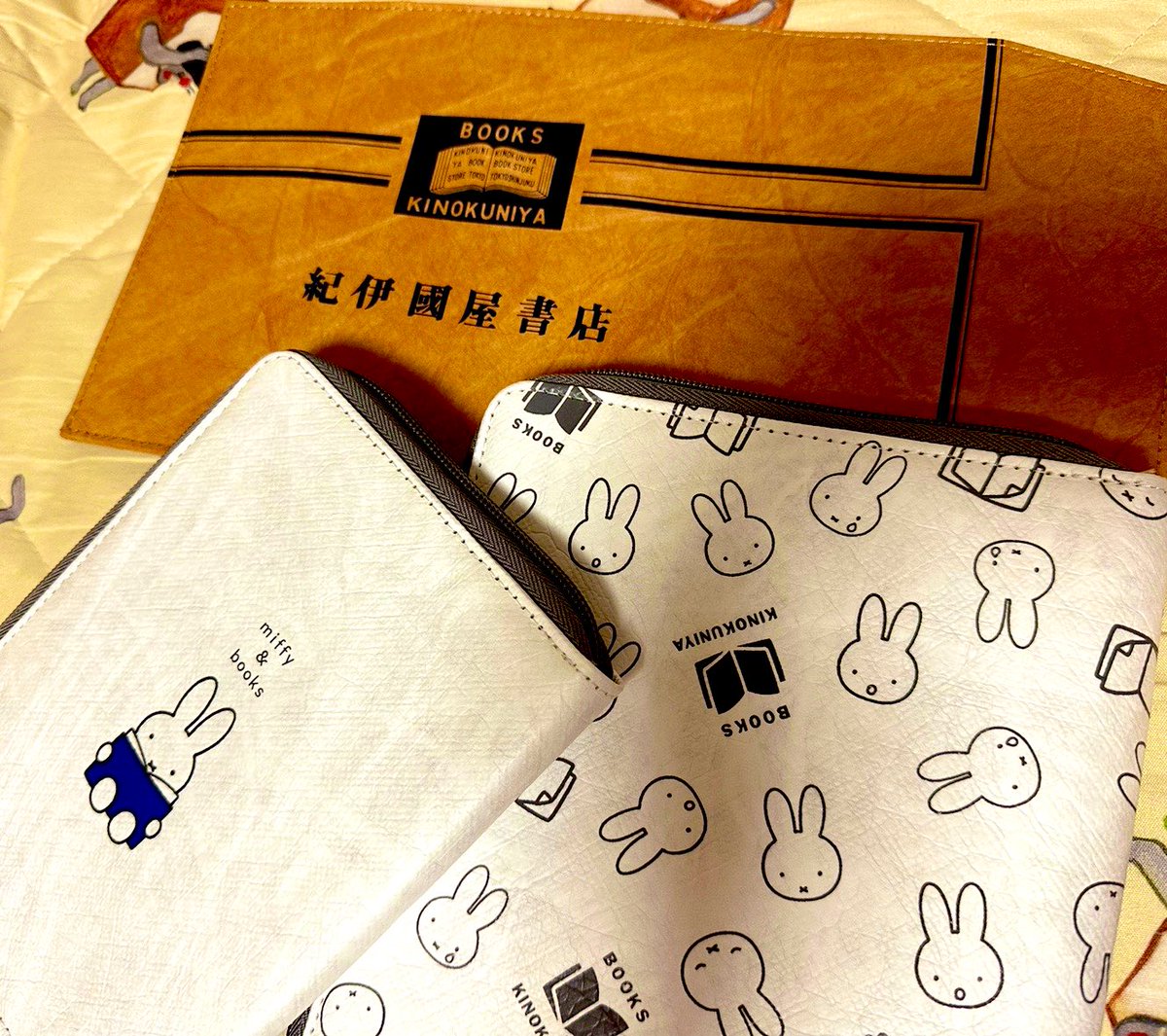 ―

紀伊國屋書店×ミッフィーのブックカバーポーチ2種類と、紀伊國屋書店オリジナルのブックカバー💓

恋人がプレゼントしてくれたよ🐰
使い倒す！！大切にする💓

ほんとに可愛い…眺めてるだけで幸せ。

―

#紀伊國屋書店
#ブックカバー