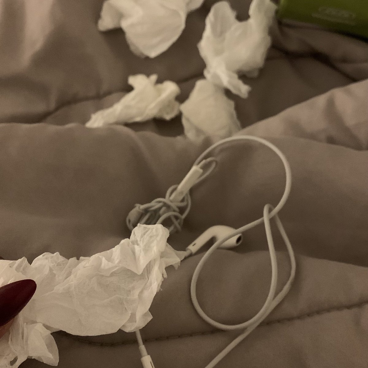 ابكيتني وانا احسبك تكره بكاي
واثرك تلذذ في دموعي وانا ابكي .

شلون هنّت عليك؟