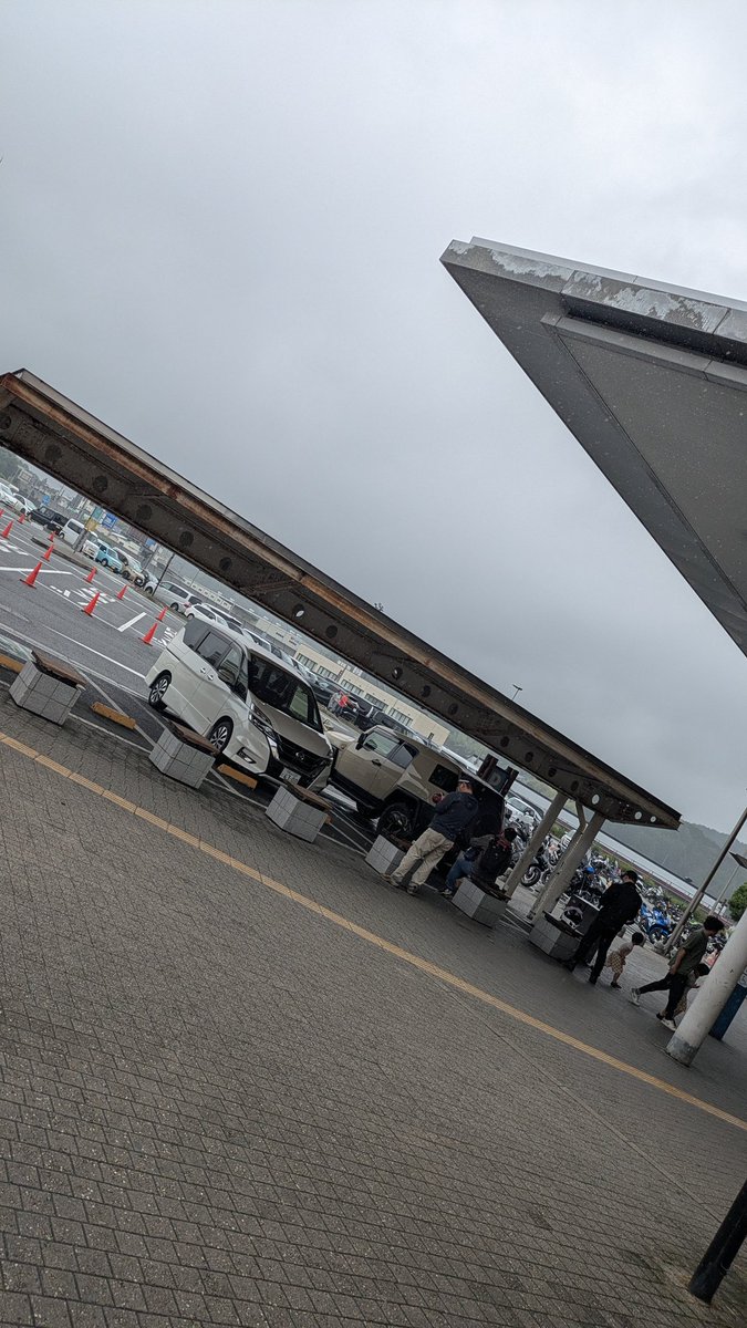 yoko2827's tweet photo. 針テラス来た
めっちゃ雨 https://t.co/d6bMPO8x34