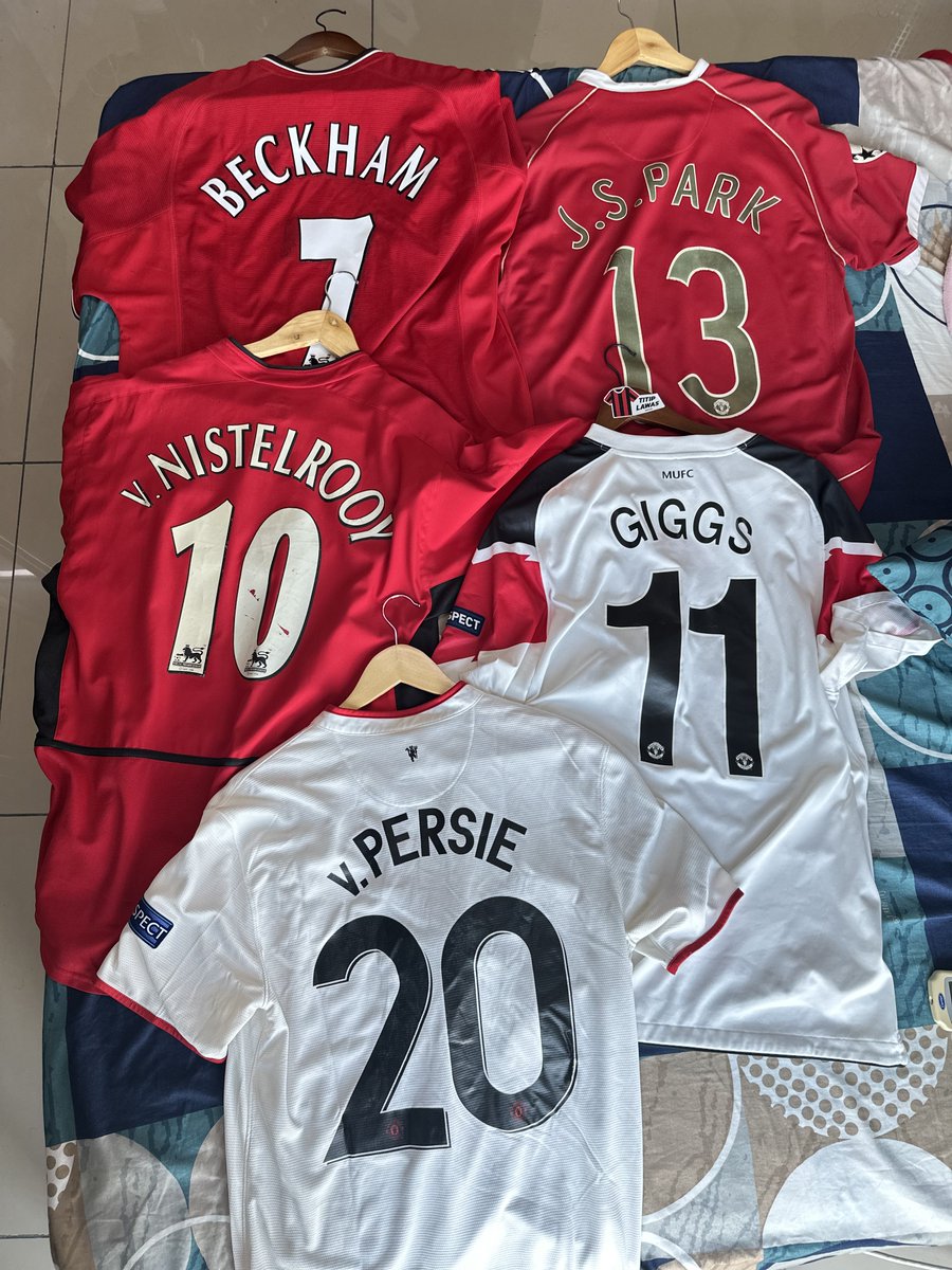 Semua size L
Details WA aja.
Take all bonus official action figures 5-6pcs pemain MU era SAF.

All jersey originals
All sponsor depan originals
Nameset RVN, Jisung, Giggs, RVP originals
Patch UCL jisung dan Giggs originals
Nameset Sir David remake velvet
Patch UCL RVP remake