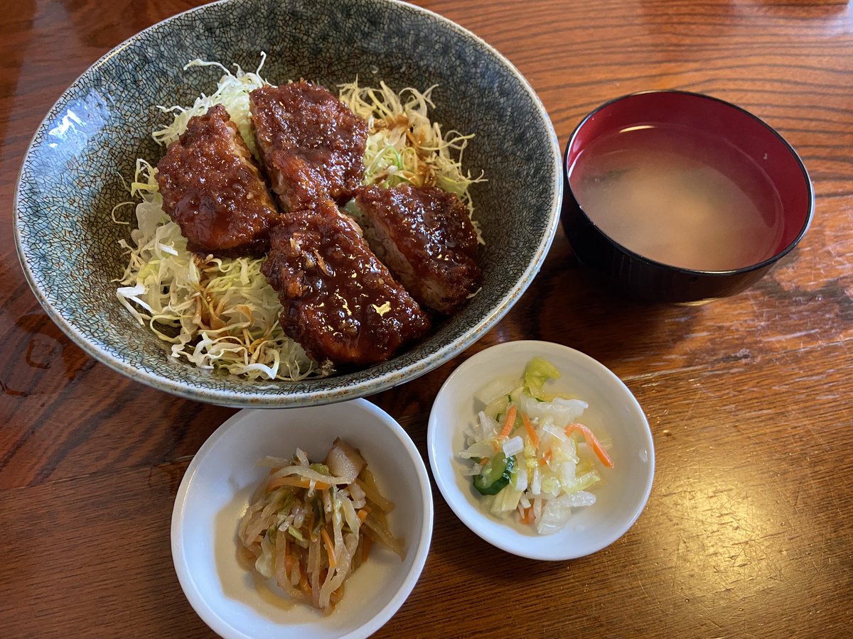 Gmakio's tweet photo. 今日のランチ🍽️
会津名物ソースカツ丼、ちょっとヘルシーにひれカツにしました❣️
肉も厚くて食べ応えがあって美味しかったです😋
#とん八 https://t.co/1CFpQsJT5P