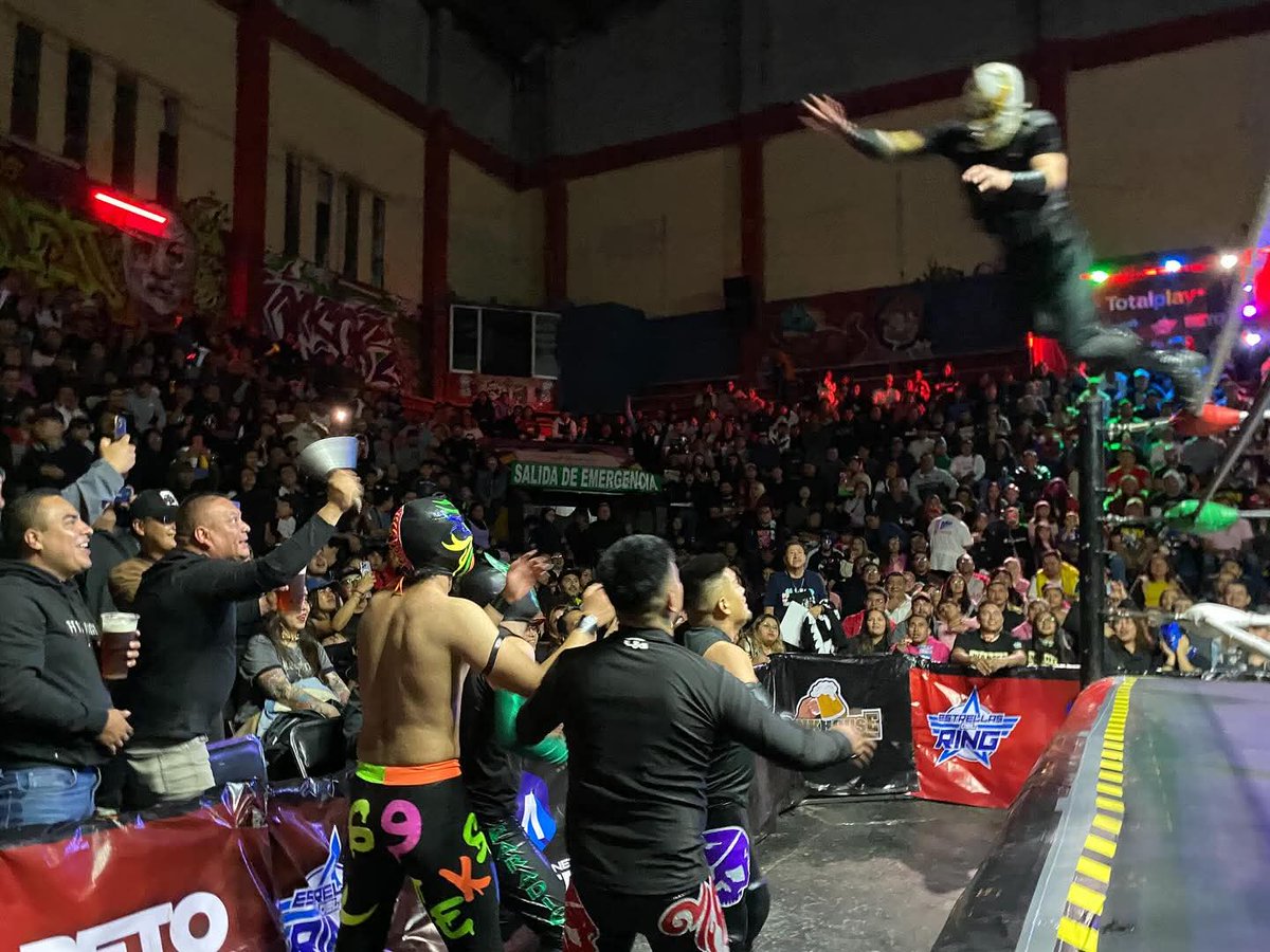 LaTijeraLucha's tweet photo. Intensa primer batalla con #ProduccionesOhanaLuchaLibre y #LocosXLaLucha, la tercia de #RustoBlack, #DarkLudgia y #Tekashi superan a #GuerreroDeLaMuerte, #Paradigma y #ReyAullido en una lucha calientita para iniciar hostilidades en la #ArenaNeza...
#latijeraluchalibre https://t.co/mXLZBItX3W