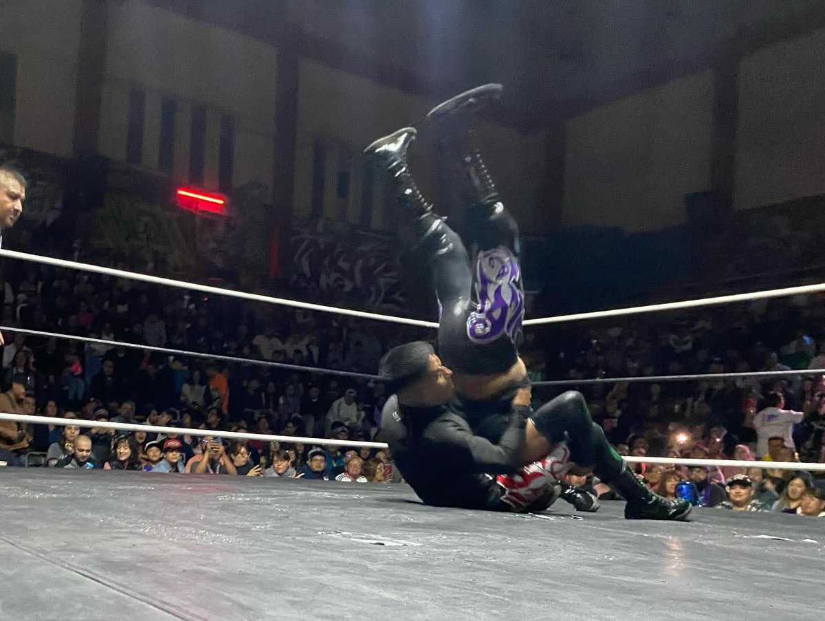 LaTijeraLucha's tweet photo. Intensa primer batalla con #ProduccionesOhanaLuchaLibre y #LocosXLaLucha, la tercia de #RustoBlack, #DarkLudgia y #Tekashi superan a #GuerreroDeLaMuerte, #Paradigma y #ReyAullido en una lucha calientita para iniciar hostilidades en la #ArenaNeza...
#latijeraluchalibre https://t.co/mXLZBItX3W