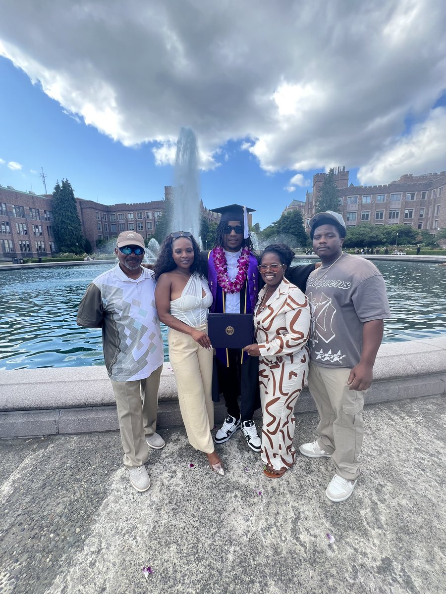thed0cta44's tweet image. Officially a College Graduate. Man Who Woulda Thought God Is Good. #DegreeMe