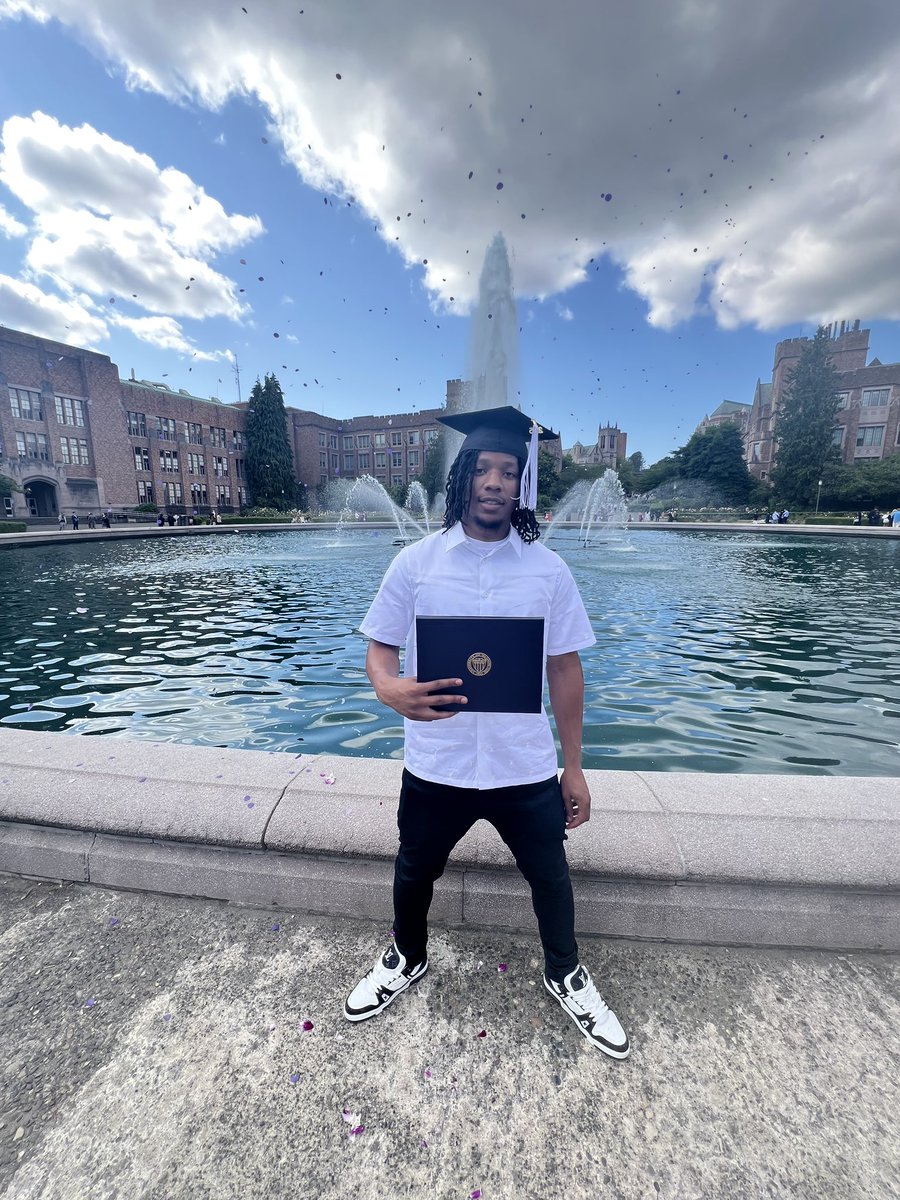 thed0cta44's tweet image. Officially a College Graduate. Man Who Woulda Thought God Is Good. #DegreeMe