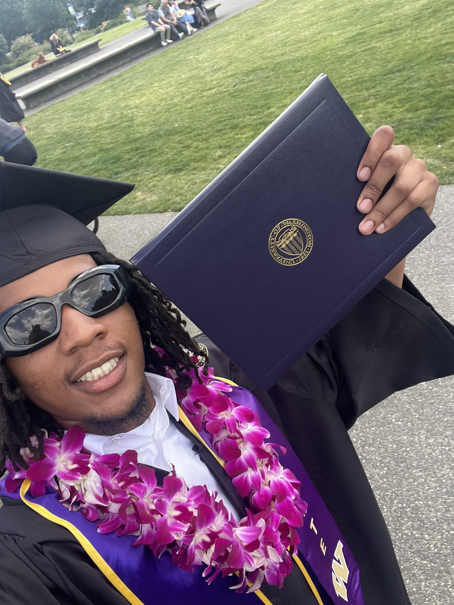 thed0cta44's tweet image. Officially a College Graduate. Man Who Woulda Thought God Is Good. #DegreeMe