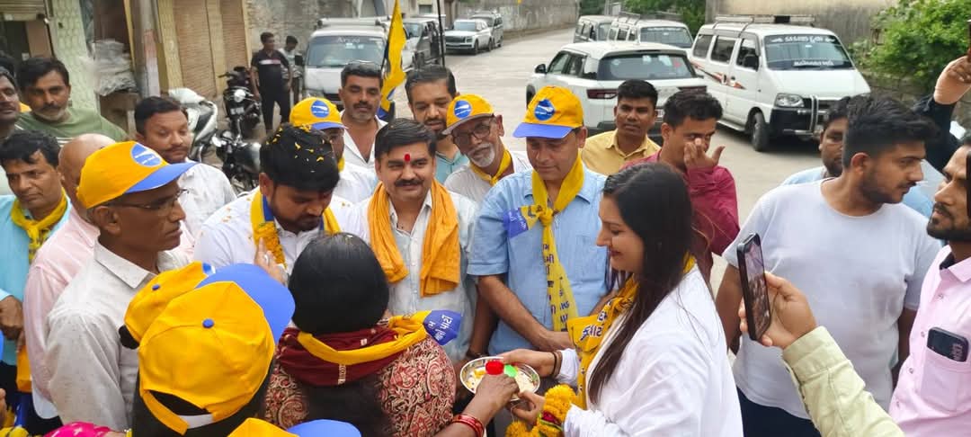 Chaitar_Vasava's tweet image. આમ આદમી પાર્ટીના વિસાવદર બેઠકના ઉમેદવાર શ્રી ગોપાલ ઈટાલીયા ના સમર્થનમાં @YAJadeja
@RajubhaiKarpad1, Mumtaz ben Multani સહીત આગેવાનો ની ઉપસ્થિતિમાં &quot;બીલખા&quot; ગામ ખાતે ડોર ટુ ડોર પ્રચાર.