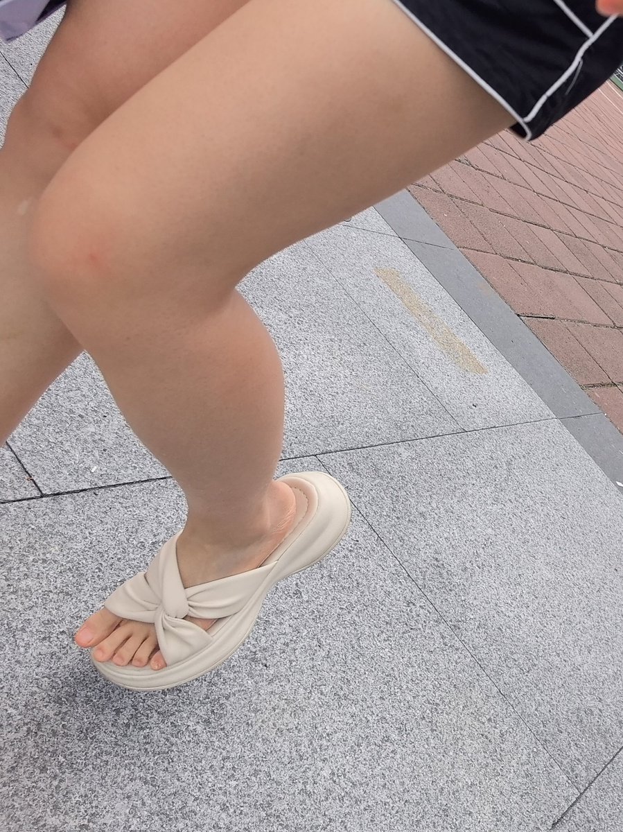 近期比较好看的，评级S-
#足 #脚趾 #恋足 #美脚 #凉鞋 #拖鞋 #裸足 #足底 #足控 #校园 #女大学生 https://t.co/lFqfVDkrVT